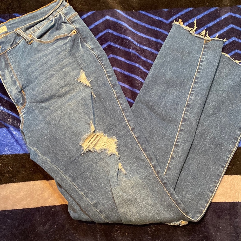 Blue turtle jeans with raw hem and distressed look